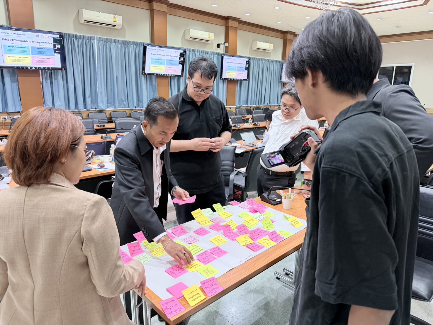title - สวผ.สพป.ร่วมกับองค์กรความร่วมมือระหว่างประเทศของเยอรมัน (GIZ) และคณะอาจารย์จากมหาวิทยาลัยเทคโนโลยีพระจอมเกล้าธนบุรี จัดประชุมเชิงปฏิบัติการ (workshop) เรื่อง การวิเคราะห์ผลลัพธ์เชิงลึกโครงการระบบสูบนํ้าพลังงานแสงอาทิตย์เพื่อการเกษตรในเขตปฏิรูปที่ดิน ตําบลเขาซก อําเภอหนองใหญ่ จ.ชลบุรี  